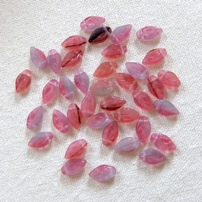 50 Glasblätter rose lila fuchsia - 10 x 6 mm